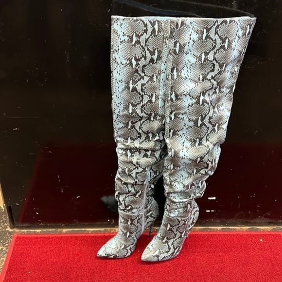 New Clea SHOEDAZZLE Blue snake faux leather slouch 4.75 thigh high boots sz 6.5 - Picture 1 of 4